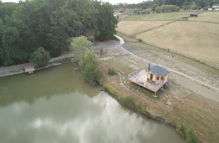 Les loges du temps | Kota finlandais en bord d'étang