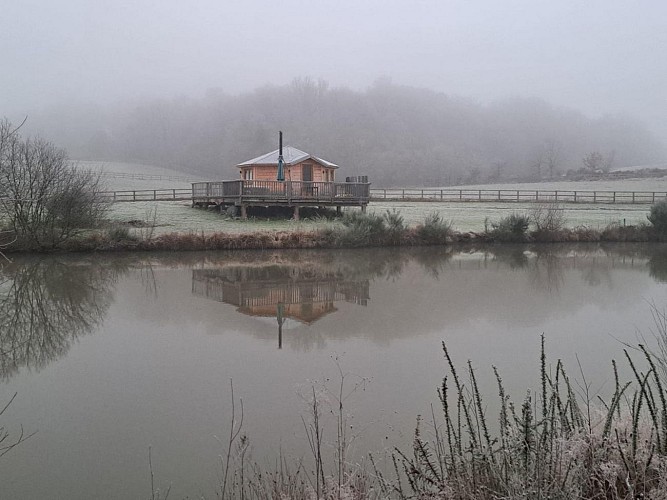 Les loges du temps | Kota finlandais en bord d'étang