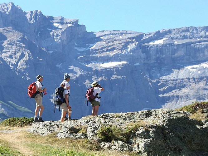 Randonneurs dans le cirque de Gavarnie