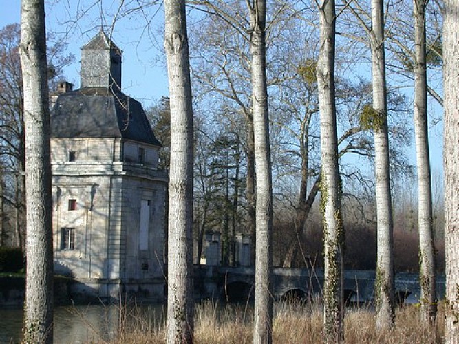 Pavillons d'entrée de l'ancien château de Gesvres-le-Duc