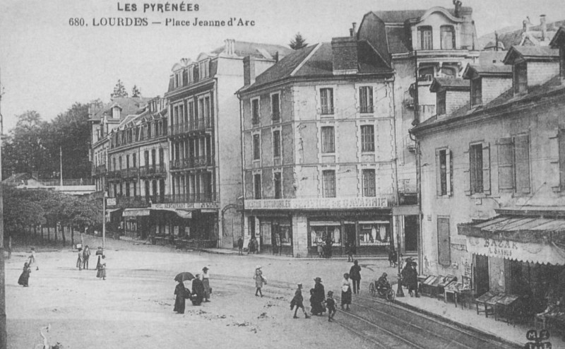 Jeanne d'Arc square – Arrieux Bridge