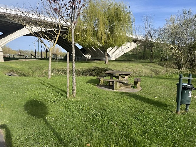 Aire de pique-nique - de l'aire de camping-car de la Rivière-Saint-Sauveur