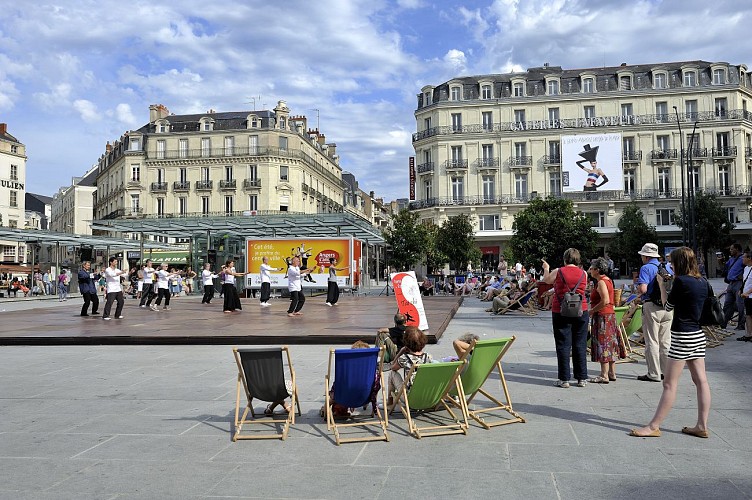 The Place du Ralliement (city centre) with its shops and restaurants and the Grand Theatre.