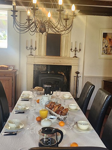 TABLE PETIT DEJEUNER 1