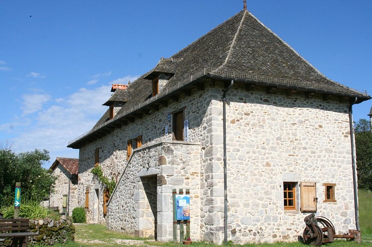 Village de Mourjou et maison de la Châtaigne