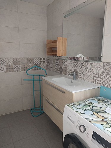 Salle d'eau avec 4 serviettes de bain