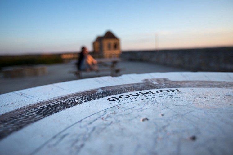 Point de Vue et table d_orientation à l_esplanade du château de Gourdon