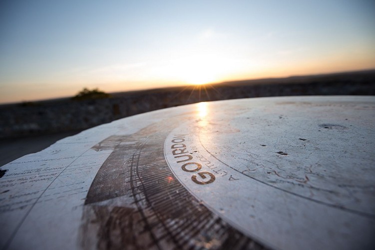 table d_orientation à l_esplanade du château de Gourdon