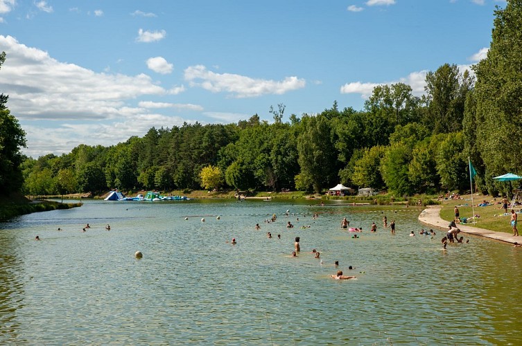 Baignade en été à l'étang Écoute s'il Pleut de Gourdon