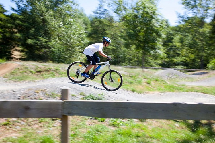 VTT à la base de loisirs de Brûlon