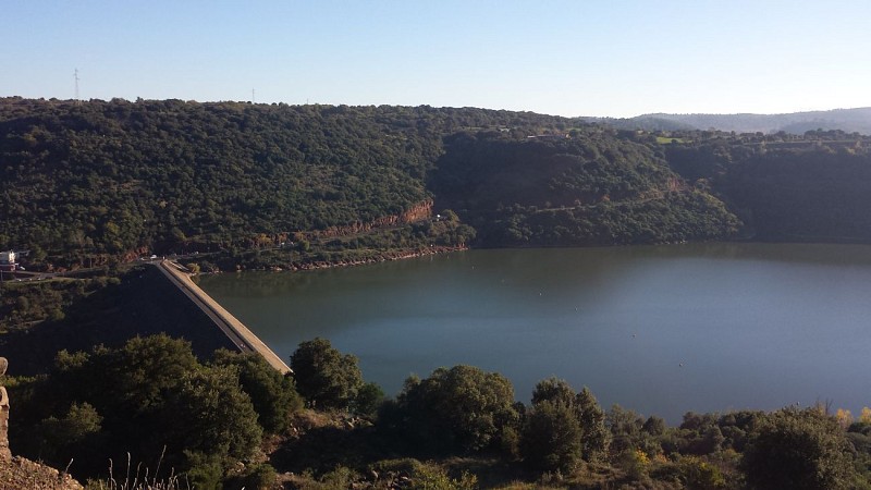 Point de vue barrage et lac du Salagou depuis parapet en retrait chemin
