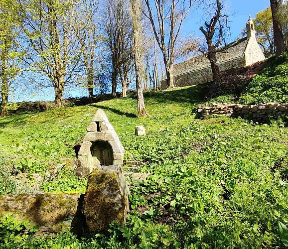 Fontaine de la chapelle Saint Mélar à Saint Jean du Doigt