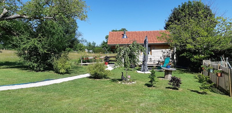 La chambre dans son écrin de verdure