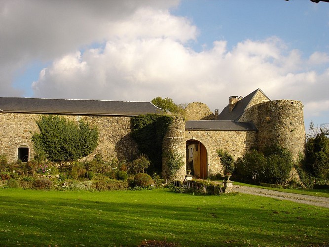 Eglise Saint-Aubin + ferme-château d’Opprebais