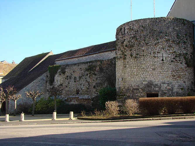 Der Festungsturm der Madeleine und die Festungsmauern