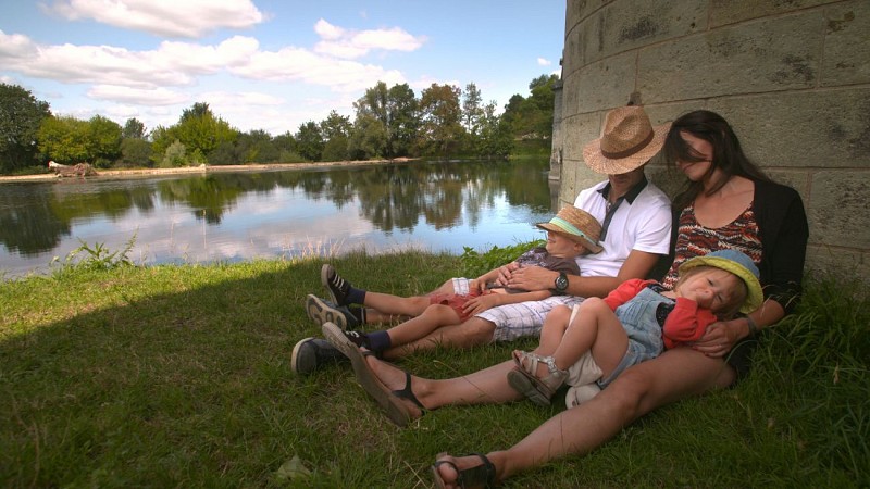 Bord_de_Creuse_famille_La_Roche_Posay ©Office_de_Tourisme_et_du_Thermalisme_La_Roche_Posay