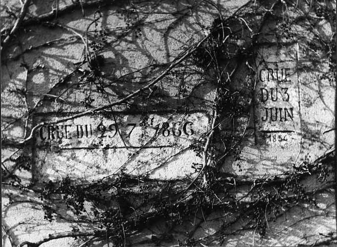 Plaque de crue au Cavereau