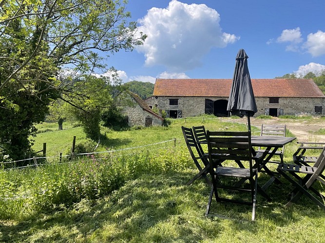 extérieur et jardin aménagé gite 6 personnes maison de la ferme