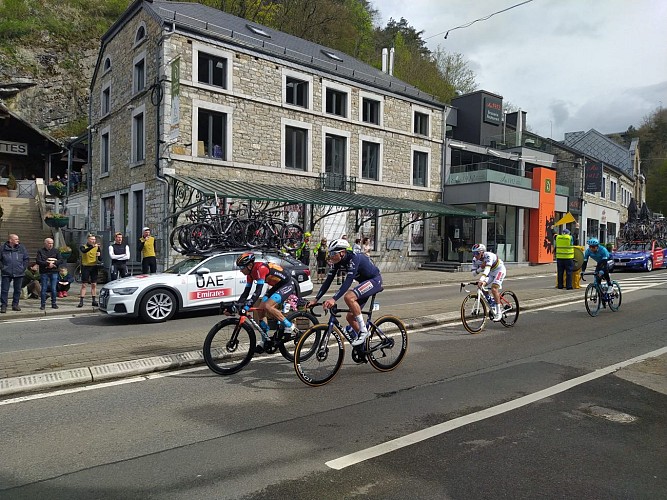 Passage de LBL devant la Maison du cyclisme avec Remco Evenepoel-min