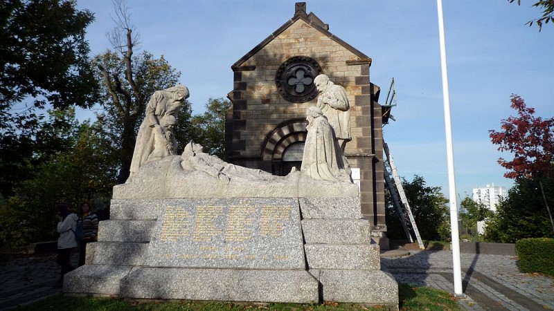 Chapelle du souvenir et monument aux morts