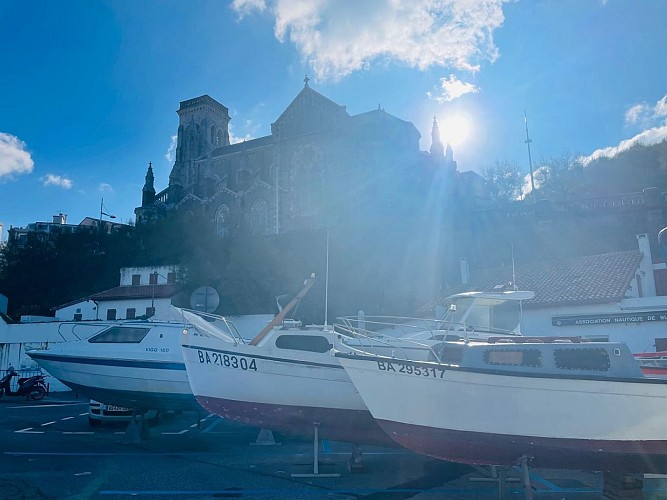 Harremanak Biarritz vue port et eglise