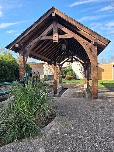 Le lavoir, l’ancien Moulin du Claquet et la centrale hydro-électrique