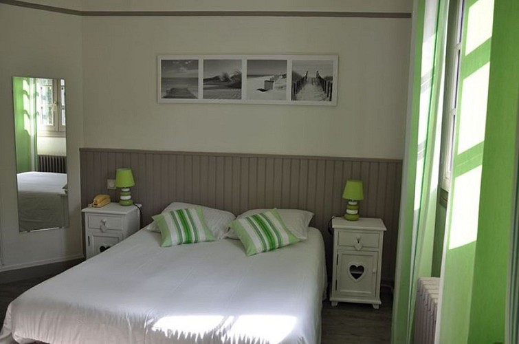 Hotel-Ttiki-etchea---chambre-1-2