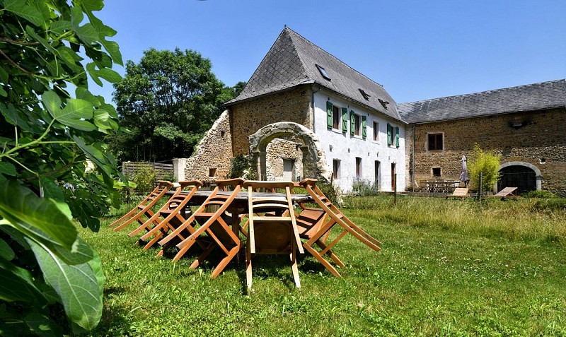 Gite de l'arche extérieur table jardin