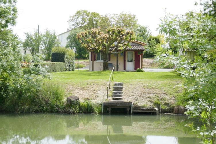 Gîte au cœur du marais poitevin donnant sur rivière, chemins de randonnée et pistes cyclables, Maillé, Vendée