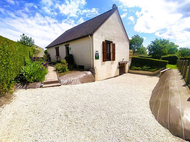 1 Maison_vue du portail d'entrée_Plan large 1