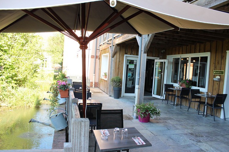 Clos-de-Rouen-Restaurant-terrasse-au-bord-de-l-eau