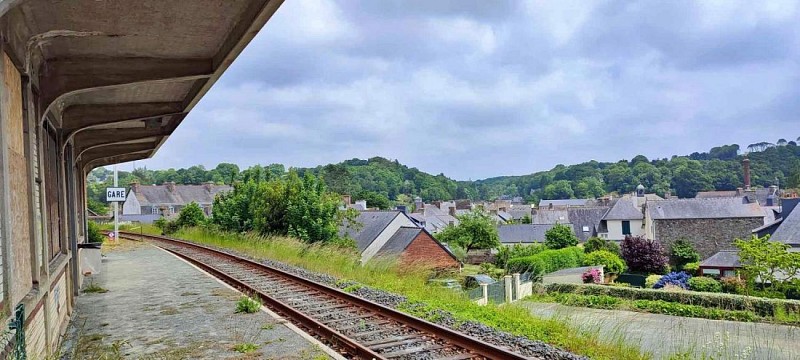 Sur le quai - Halte du train - Pontrieux