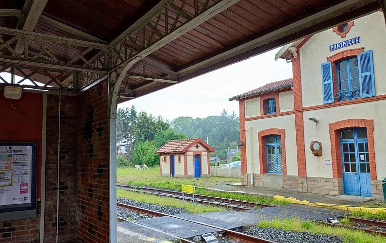 Sur le quai de la gare - Pontrieux