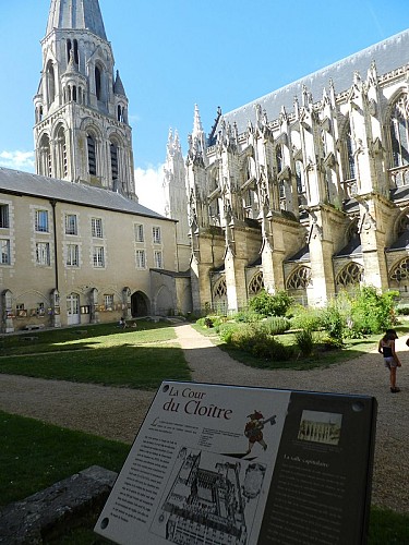 La cour du Cloître de la Trinité à Vendôme