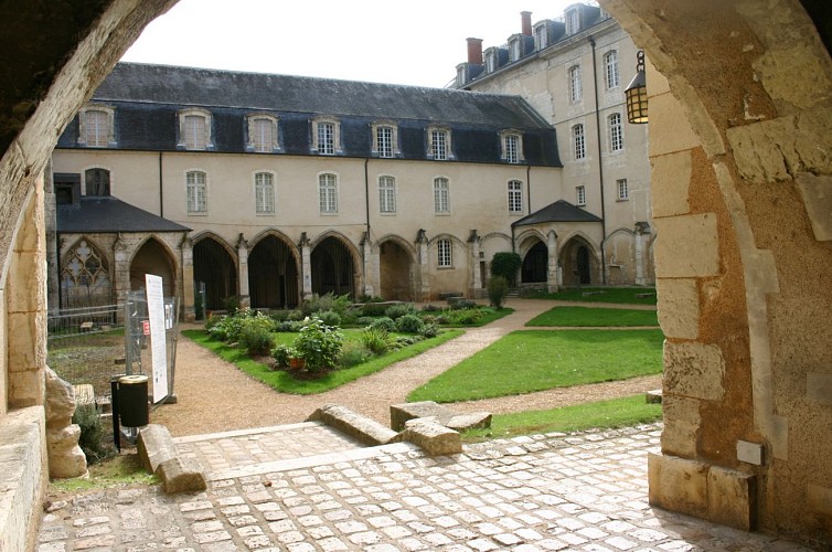 La cour du Cloître de la Trinité à Vendôme