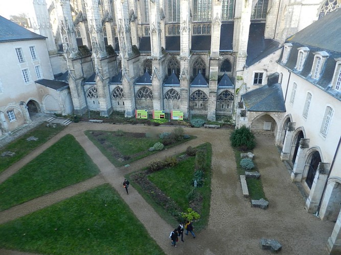 La cour du Cloître de la Trinité à Vendôme