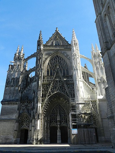 La façade de la Trinité à Vendôme