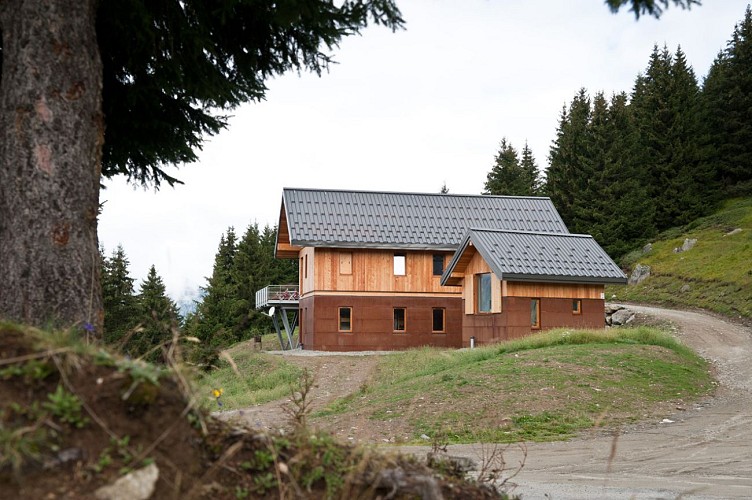 La Grande Léchère lake refuge