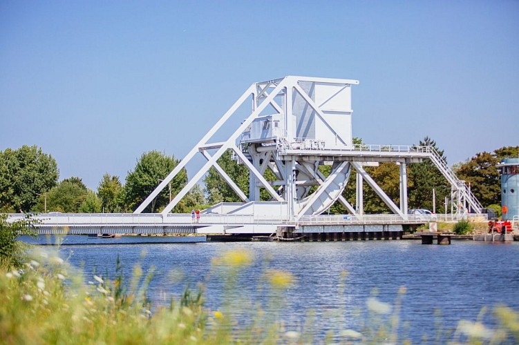 294732-Pegasus_bridge__Benouville-Caen_la_mer_Tourisme___Les_Conteurs_(Droits_reserves_Office_de_Tourisme___des_Congres)-1500px