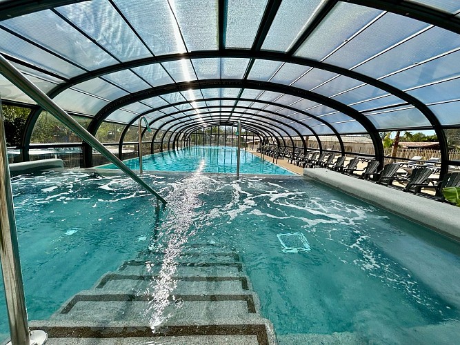 PISCINE INTERIEUR ET JACUZZI CHAUFFE camping Les Ourmes 4 etoiles Hourtin en GIRONDE