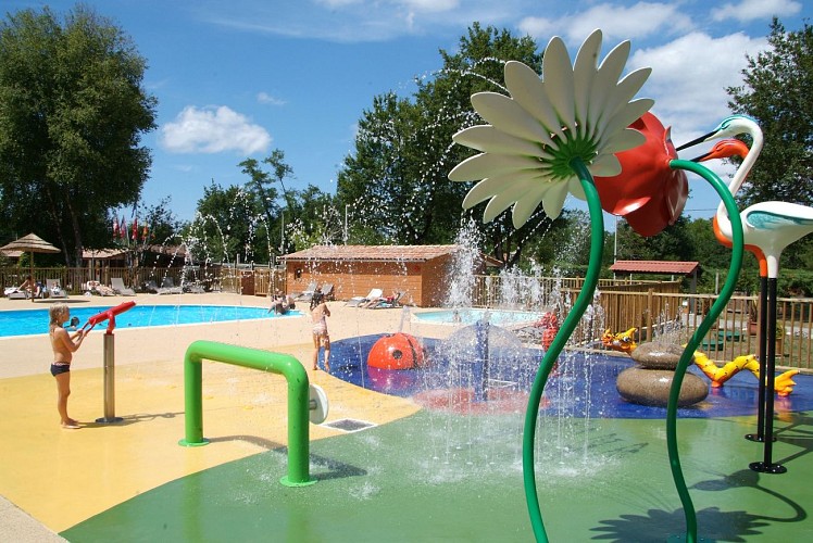 Photo-aire-de-jeux-aquatiques-camping-les-ourmes