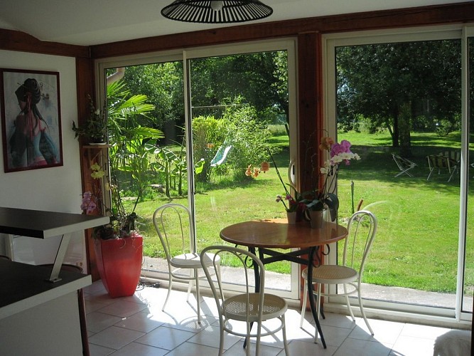 coin petit déjeuner avec vue sur le jardin