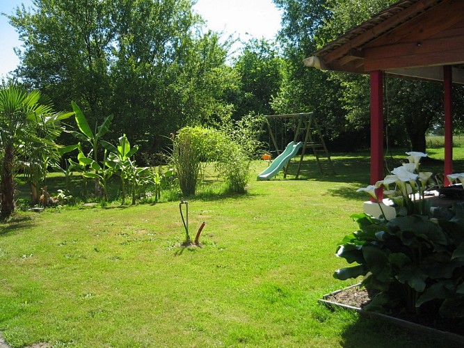 le jardin avec le portique