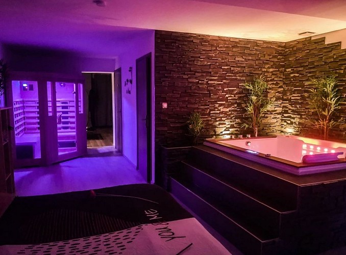 Chambre, sauna et baignoire Balnéo