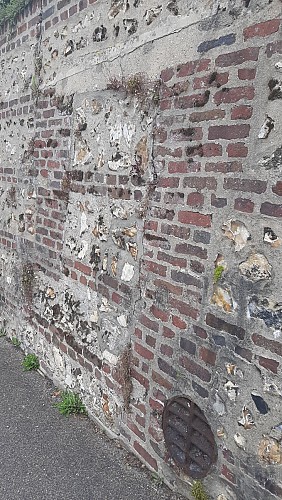 Grille de ventilation du bunker et l'empreinte de la porte murée