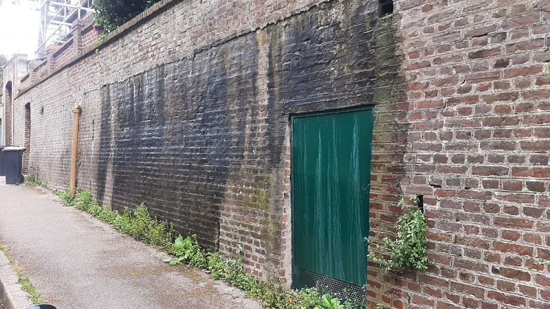 Traces visibles du bunker avec son entrée