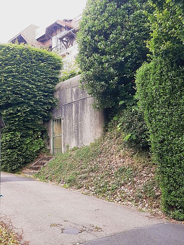 Le bunker dans l'allée de la propriété