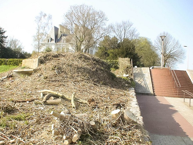 L'ouvrage sur la gauche de l'escalier et sa visière d'observation.