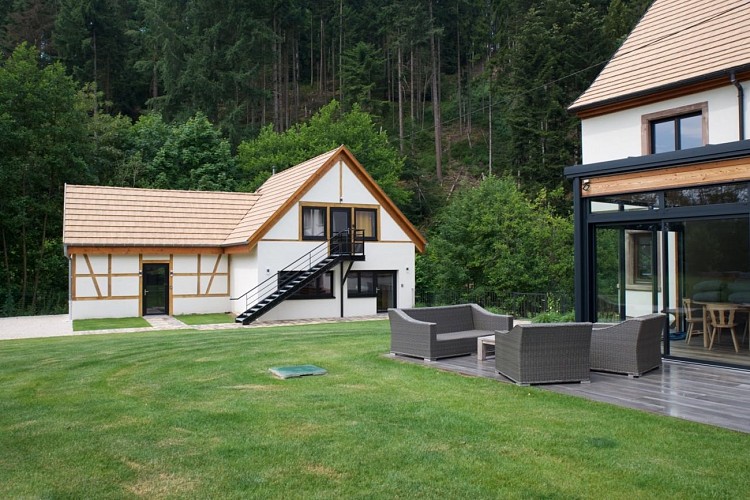 La maison des 4 gîtes des Jardins du Nideck à Oberhaslach, à gauche le gîte des myrtilles