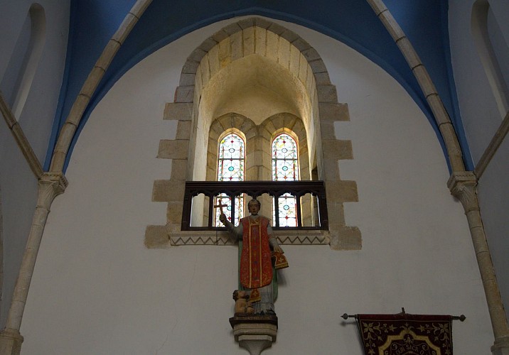 Détails de l'intérieur, avec la statue de Saint Mathurin